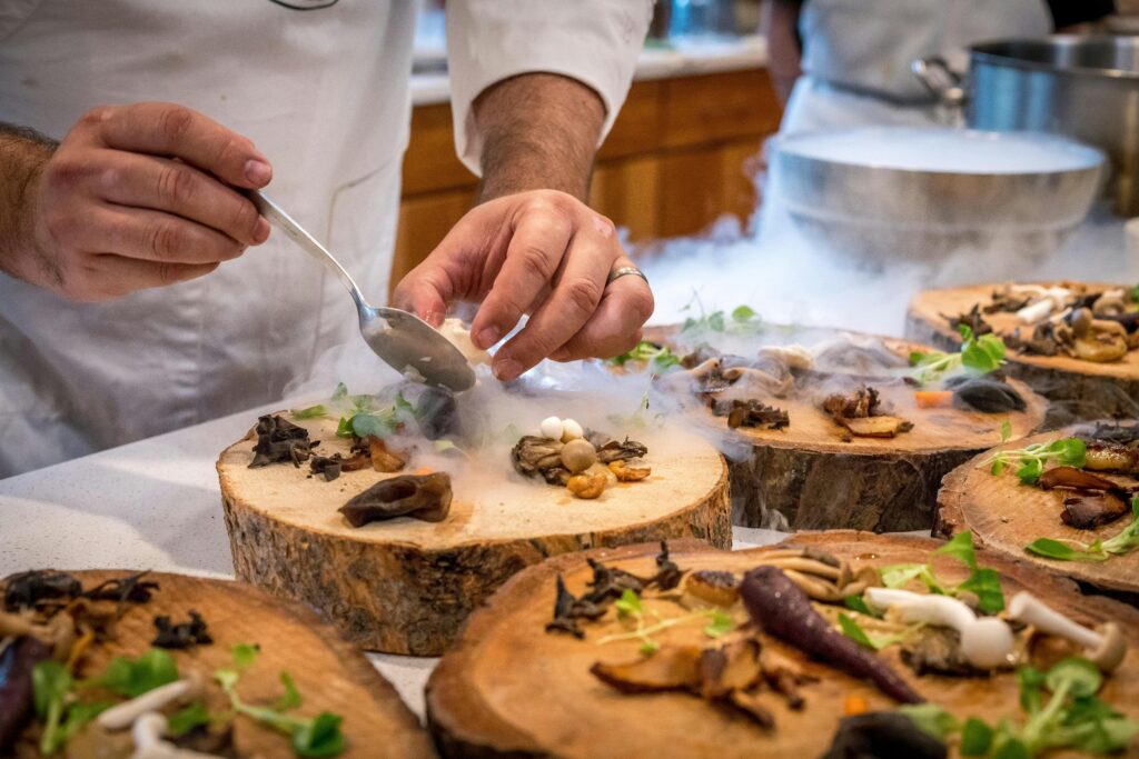 Cheff preparando cena gastronomica